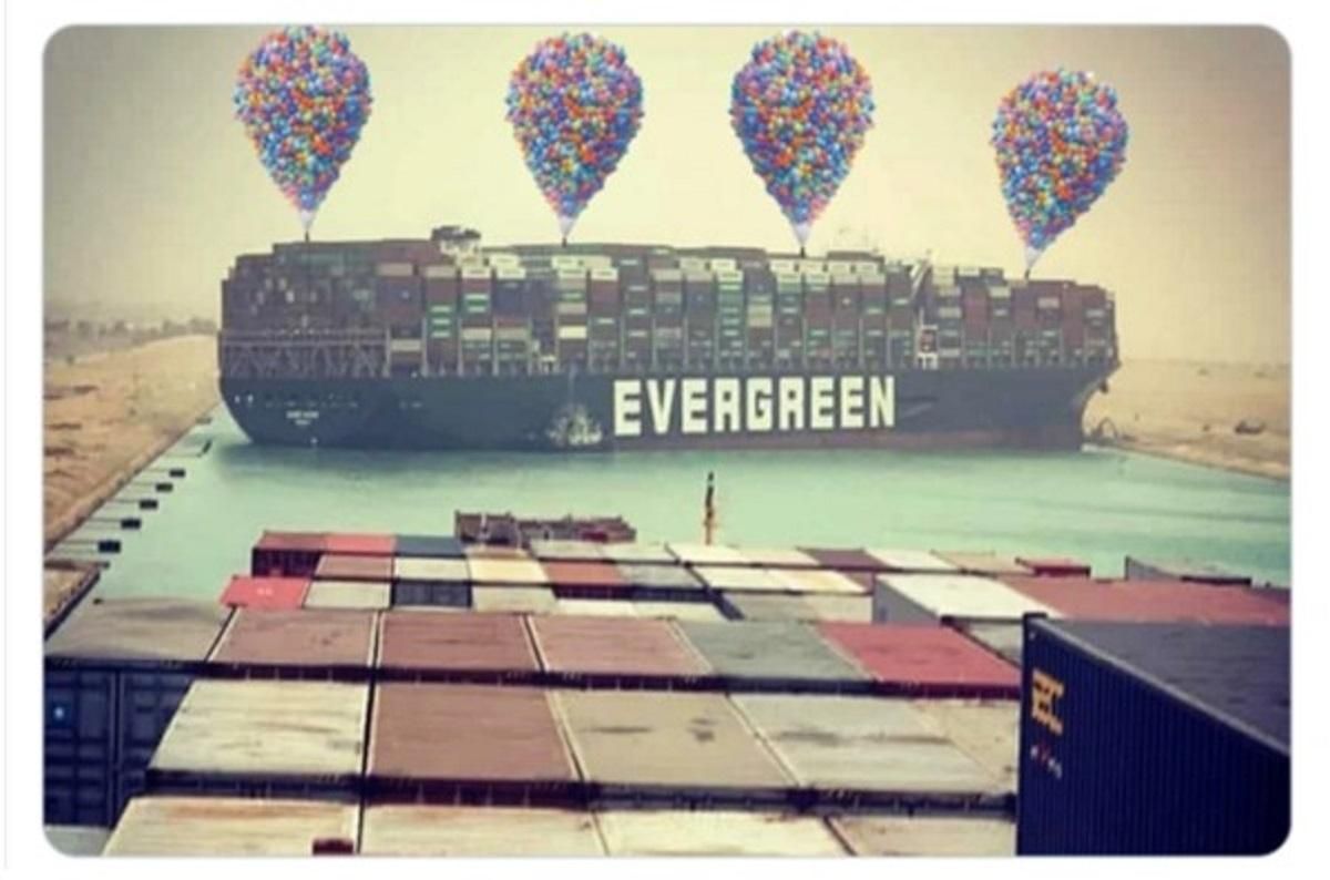 Затори в Суецькому каналі через контейнеровоз Ever Given: меми та фотожаби