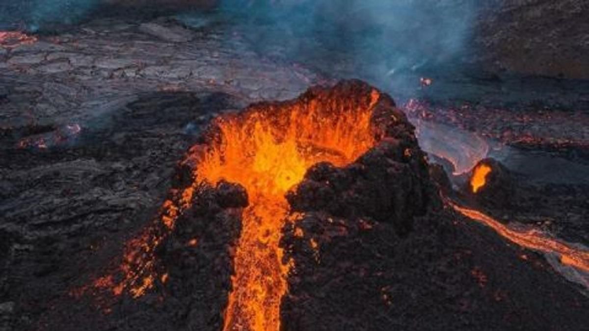 Фотограф сжег свой дрон в жерле вулкана Фаградалсфьяль ради невероятных кадров: видео Фотограф сжег свой дрон в жерле вулкана Фаградалсфьяль ради невероятных кадров: видео