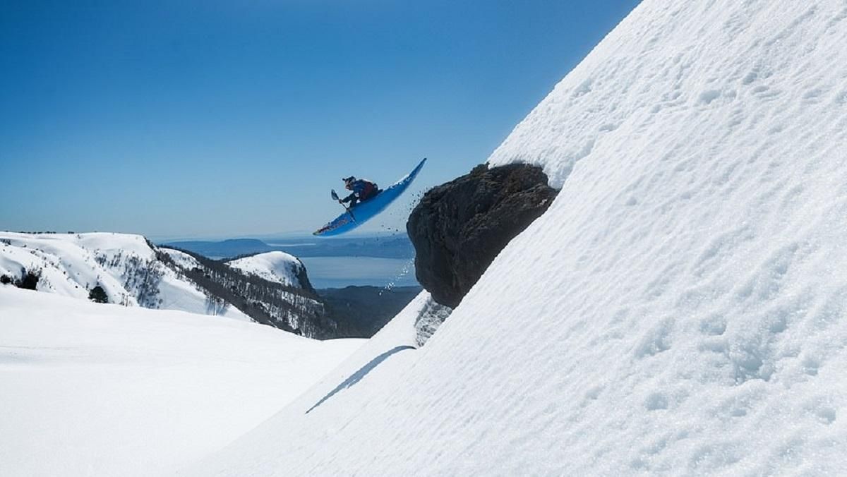 Смертельний момент: екстремал спустився на каяку з вершини вулкана Вільярріка – неймовірне відео Смертельний момент: екстремал спустився на каяку з вершини вулкана Вільярріка – неймовірне відео