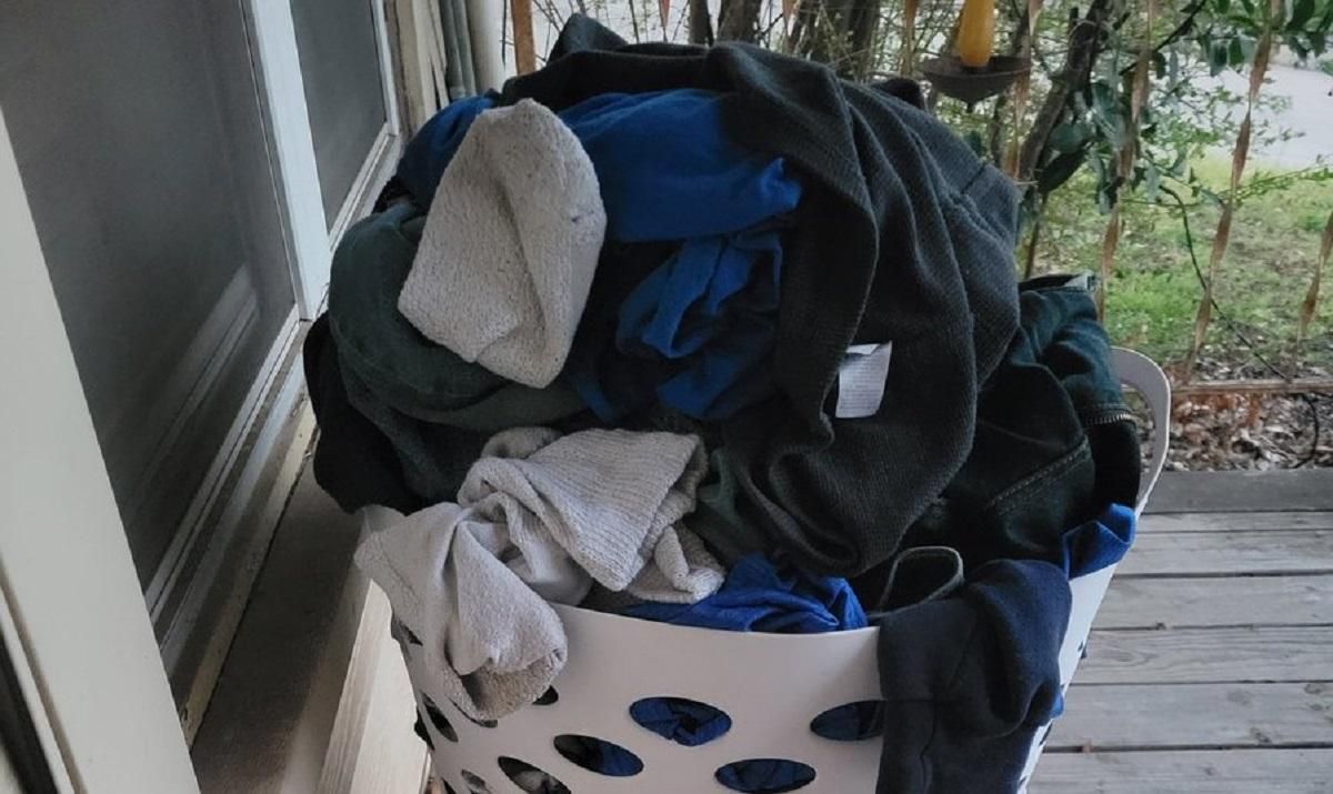 Американці підкинули кошик з брудним одягом Американці підкинули кошик з брудним одягом