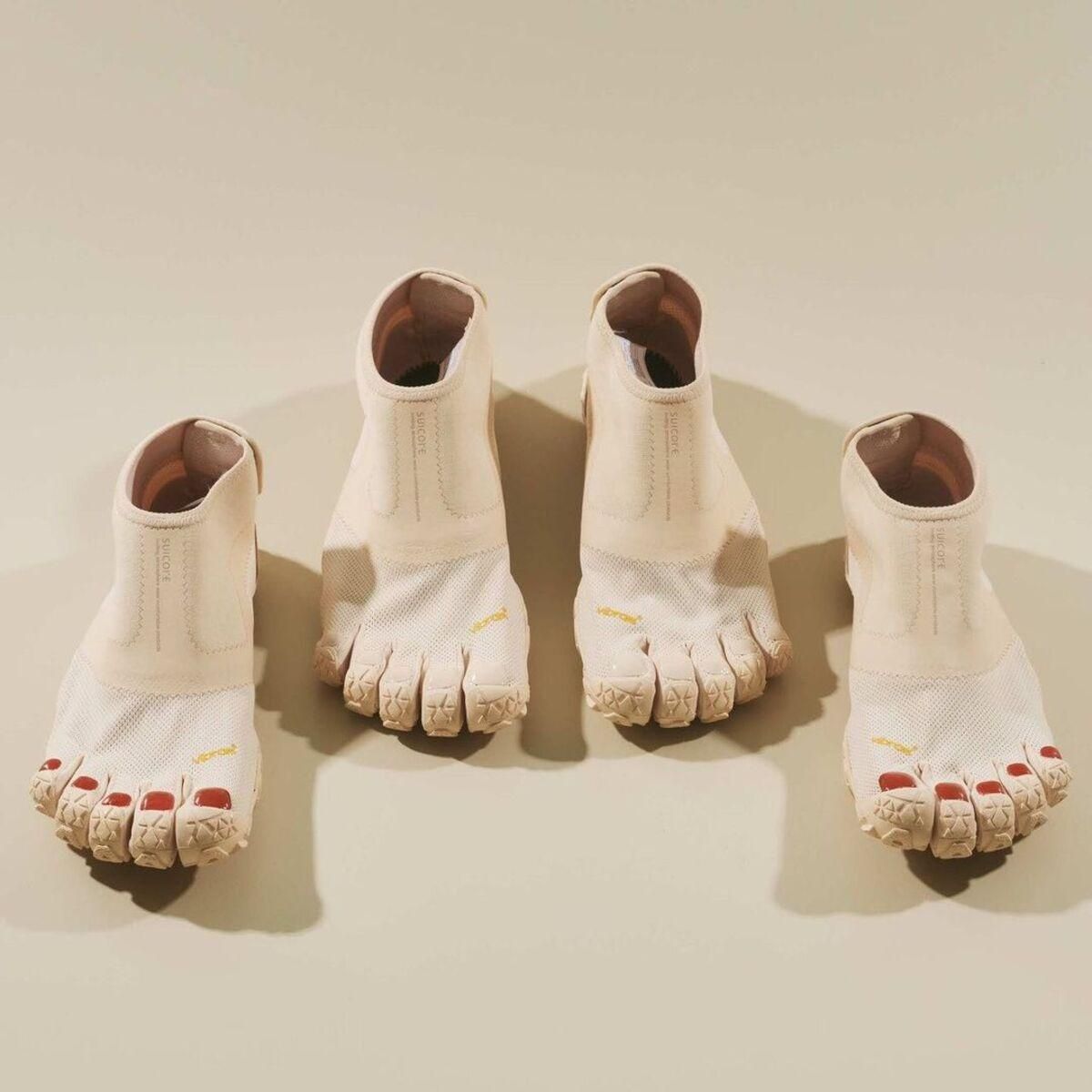 Японські дизайнери створили взуття з пальцями та педикюром