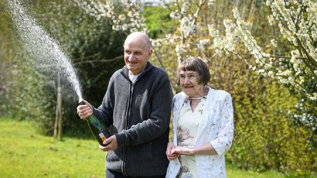 Пенсіонери виграли 116 тисяч фунтів стерлінгів Пенсіонери виграли 116 тисяч фунтів стерлінгів