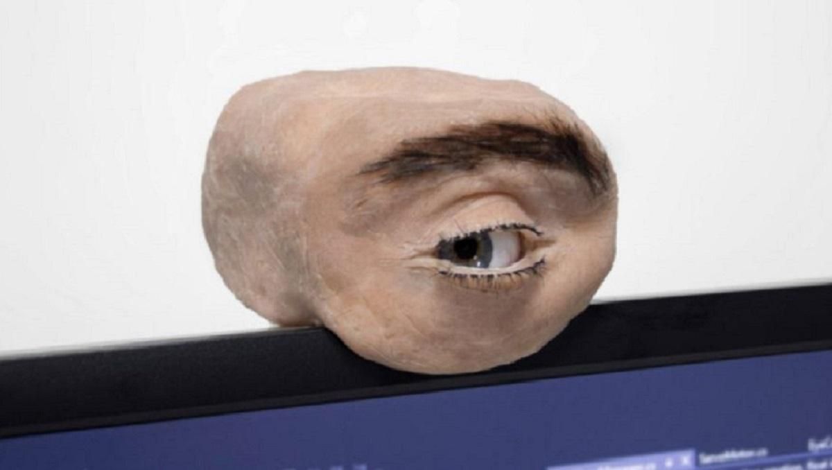 Исследователь создал жуткую веб-камеру в виде человеческого глаза, которая способна подмигивать