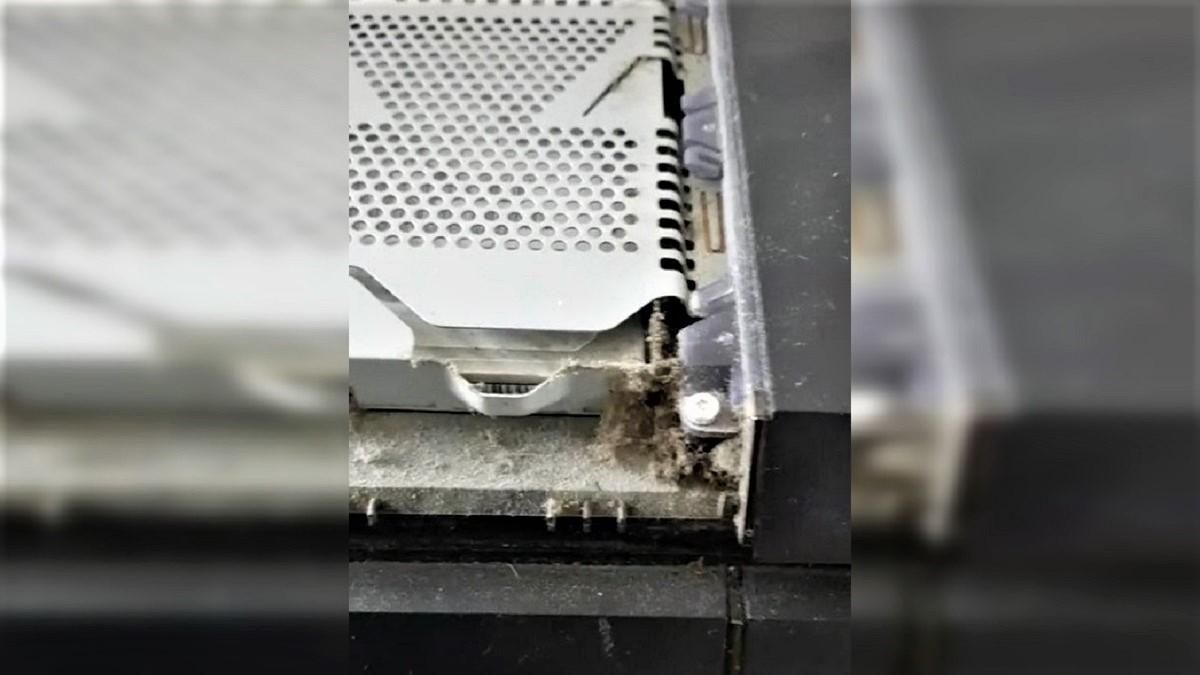 Грязь внутри PS4 Грязь внутри PS4