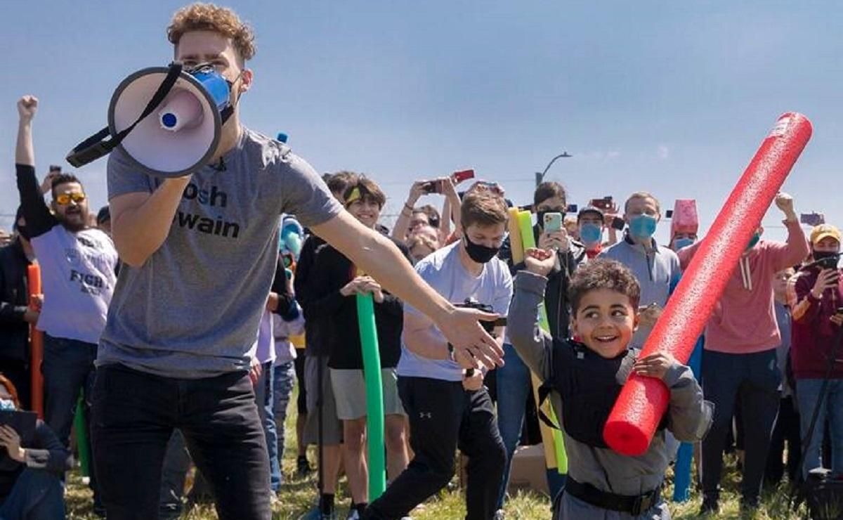 Драка, которая готовилась год: в США сотни людей по имени Джош устроили "битву Джошей" Драка, которая готовилась год: в США сотни людей по имени Джош устроили "битву Джошей"