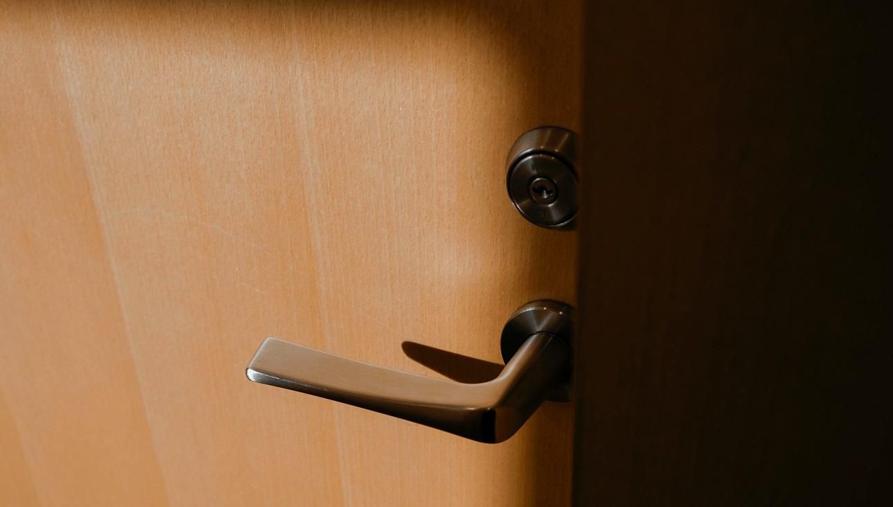 Пара втекла з будинку пристарілих Пара втекла з будинку пристарілих