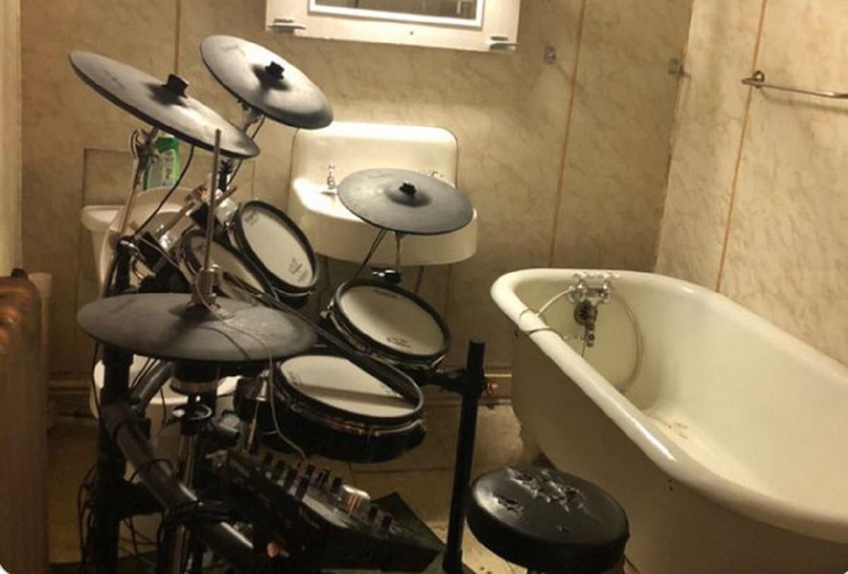 Найдивніші речі, які дівчата знаходили у ванних кімнатах хлопців: кумедна добірка Найдивніші речі, які дівчата знаходили у ванних кімнатах хлопців: кумедна добірка