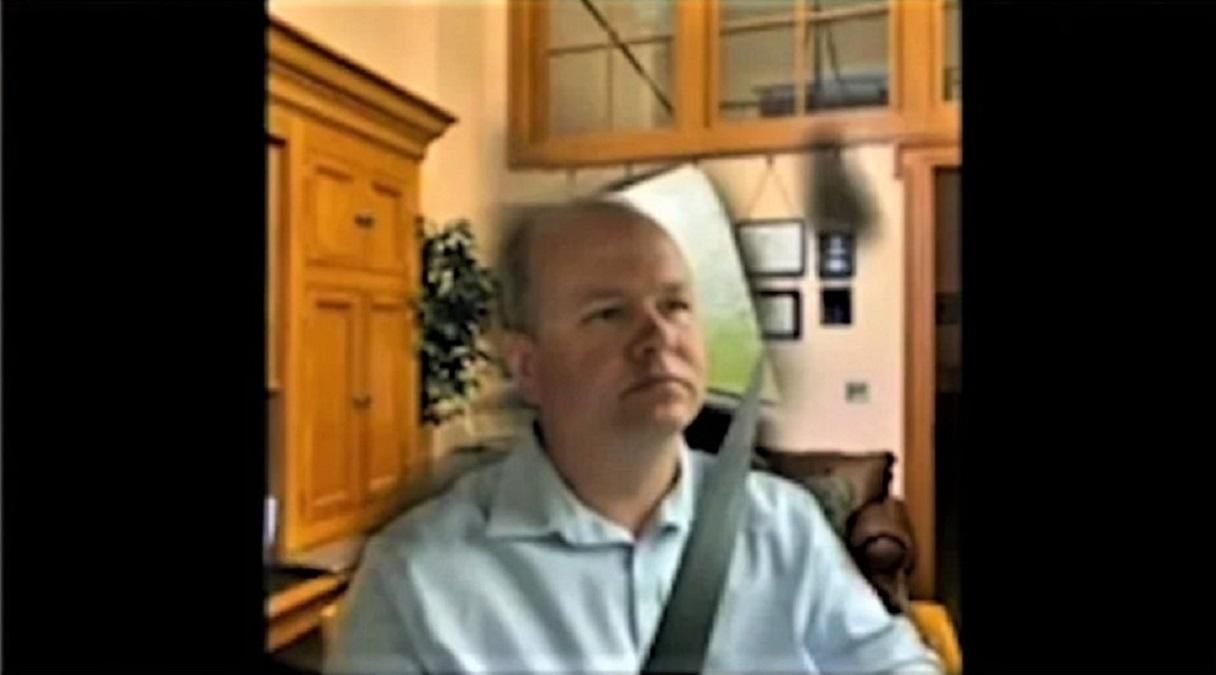 Сенатор їхав за кермом під час наради Сенатор їхав за кермом під час наради