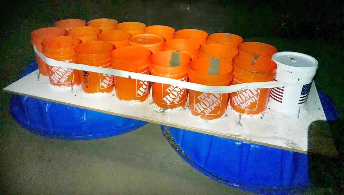 З пластикових відер і дитячих басейнів: два горе-моряки загубилися в океані на саморобному човні З пластикових відер і дитячих басейнів: два горе-моряки загубилися в океані на саморобному човні