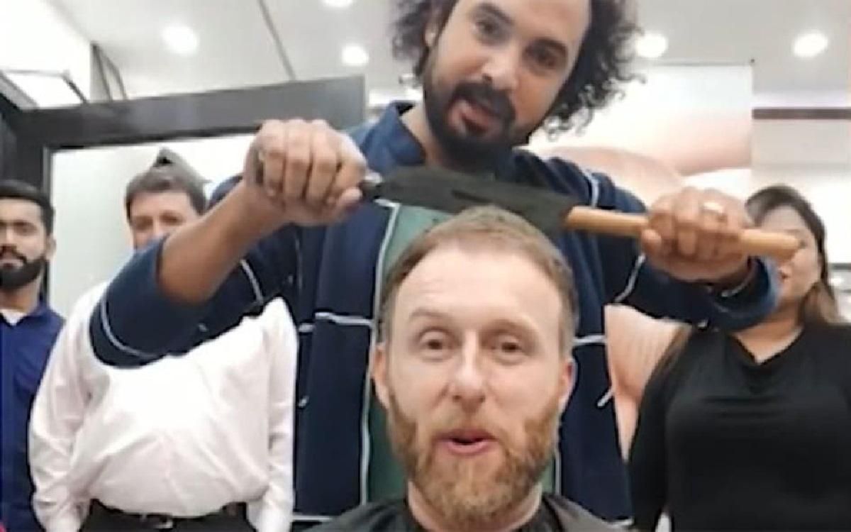 Пакистанский парикмахер использует молоток, нож мясника, стекло и огонь для укладки волос Пакистанский парикмахер использует молоток, нож мясника, стекло и огонь для укладки волос