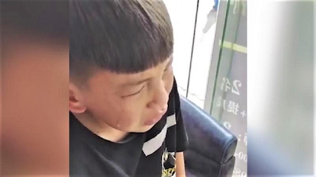 Хлопчик викликав поліцію, бо його погано постригли Хлопчик викликав поліцію, бо його погано постригли