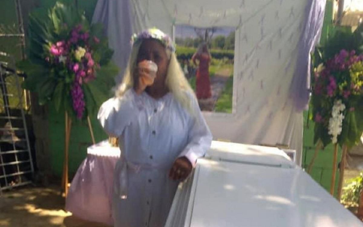 Лежала в труні та спостерігала за своїми близькими: жінка провела репетицію власних похоронів 