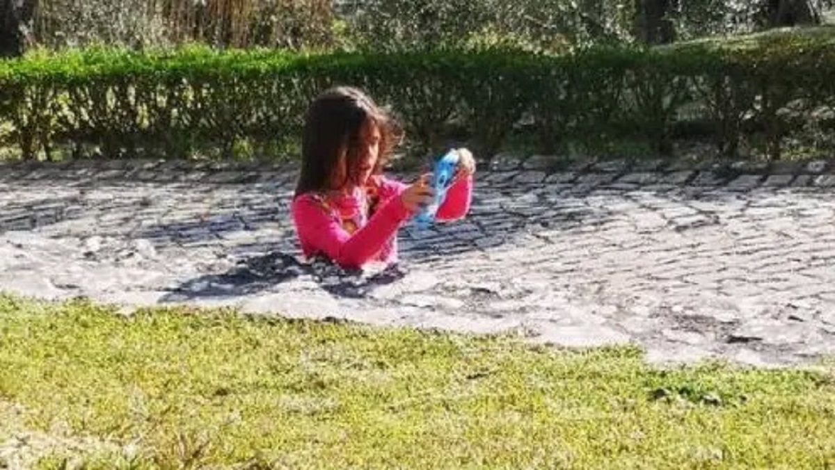 Оптическая иллюзия: сеть озадачила фотография девочки, застрявшей в тротуаре Оптическая иллюзия: сеть озадачила фотография девочки, застрявшей в тротуаре