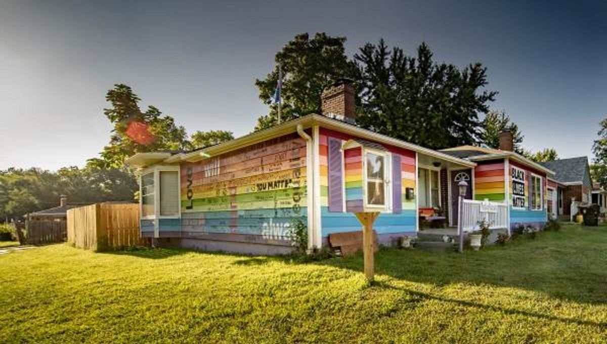 Навпроти гомофобної церкви: чоловік розфарбував свій будинок у кольори прапора ЛГБТ