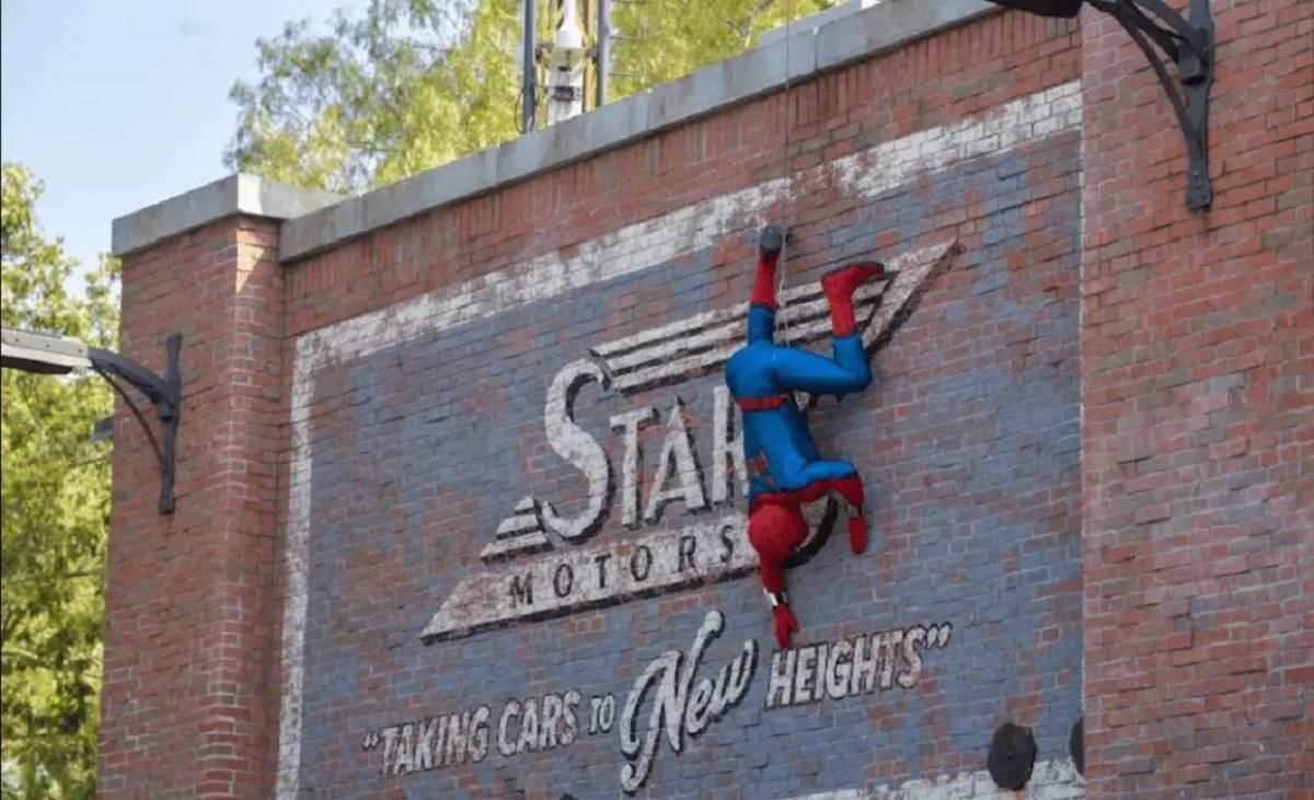 Аніматронний Спайдермен у Діснейленді Аніматронний Спайдермен у Діснейленді