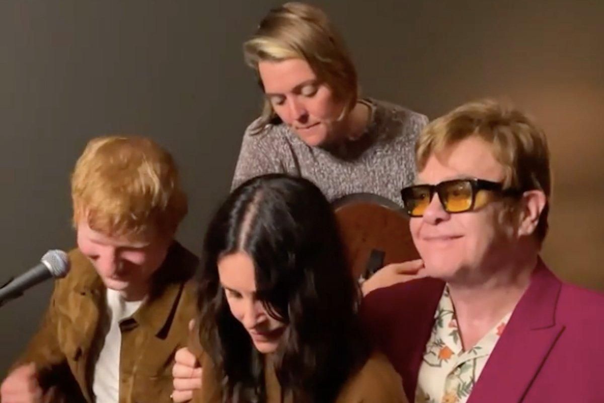 Обійми мене міцніше: Кортні Кокс, Ед Ширан і Елтон Джон заспівали Tony Danza для Лізи Кудроу Обійми мене міцніше: Кортні Кокс, Ед Ширан і Елтон Джон заспівали Tony Danza для Лізи Кудроу