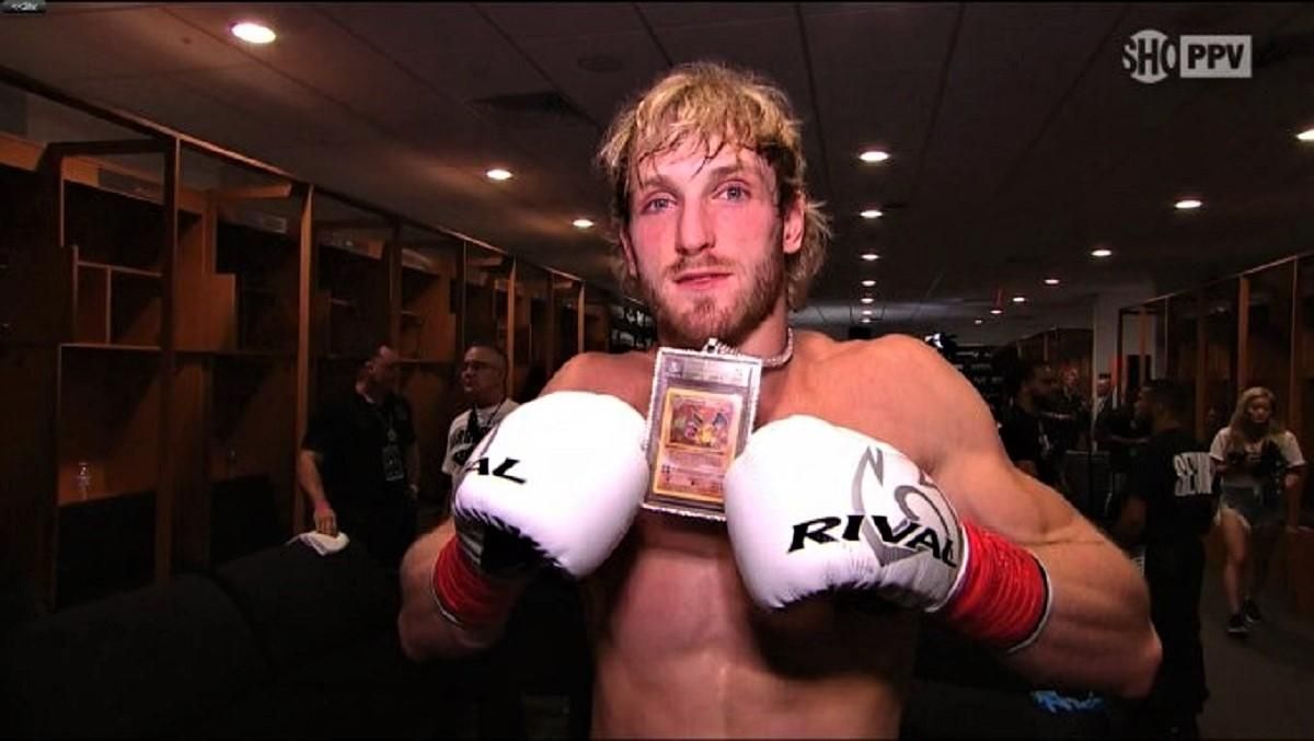 Логан Пол с карточкой Чаризарда Логан Пол с карточкой Чаризарда