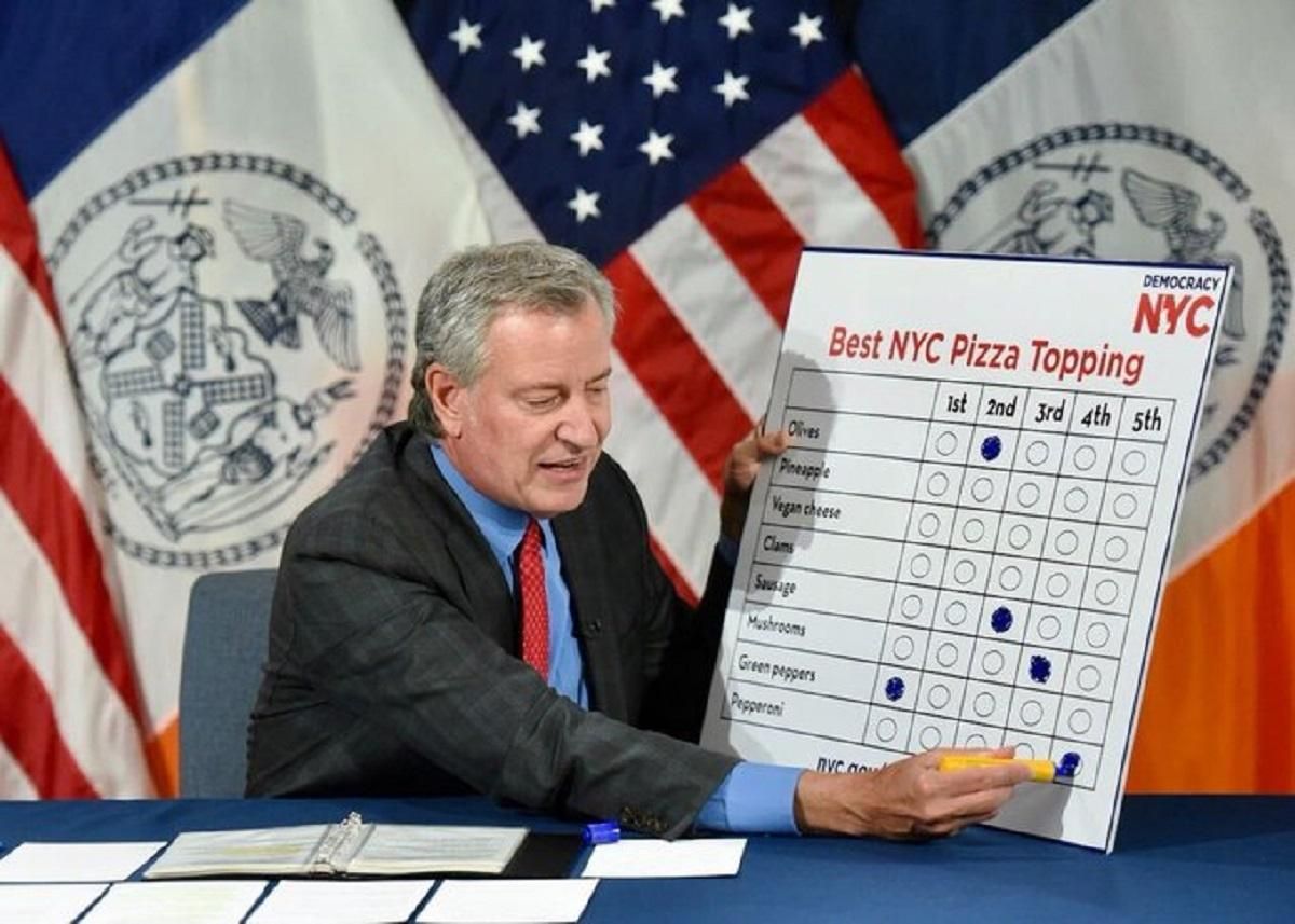 Білл де Блазіо обирає начинки для піци Білл де Блазіо обирає начинки для піци