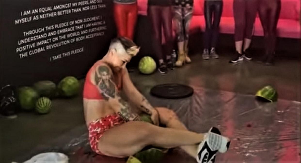 Американка розчавила 3 кавуни за 7,5 секунди Американка розчавила 3 кавуни за 7,5 секунди