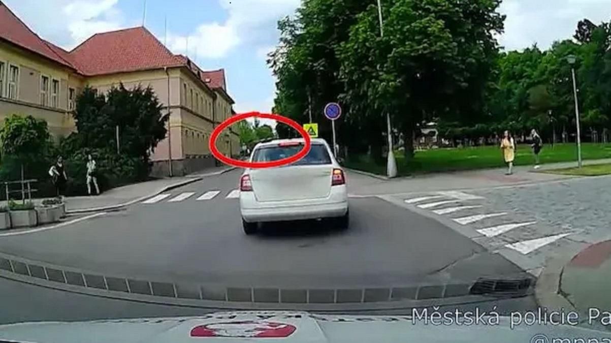 Сковорідка на даху автівки Сковорідка на даху автівки