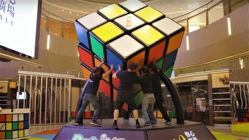 У Гонконзі зібрали найбільший у світі Кубик Рубіка: цікаве відео