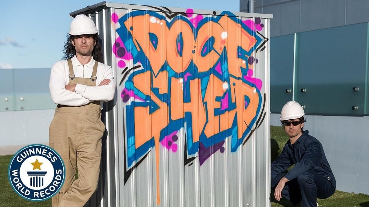 Близнюки побудували найменший у світі нічний клуб Близнюки побудували найменший у світі нічний клуб