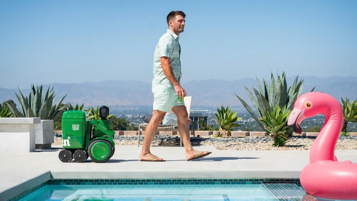 Холодильник, який слідує за власником: Heineken представив робота, що доставляє пиво Холодильник, який слідує за власником: Heineken представив робота, що доставляє пиво