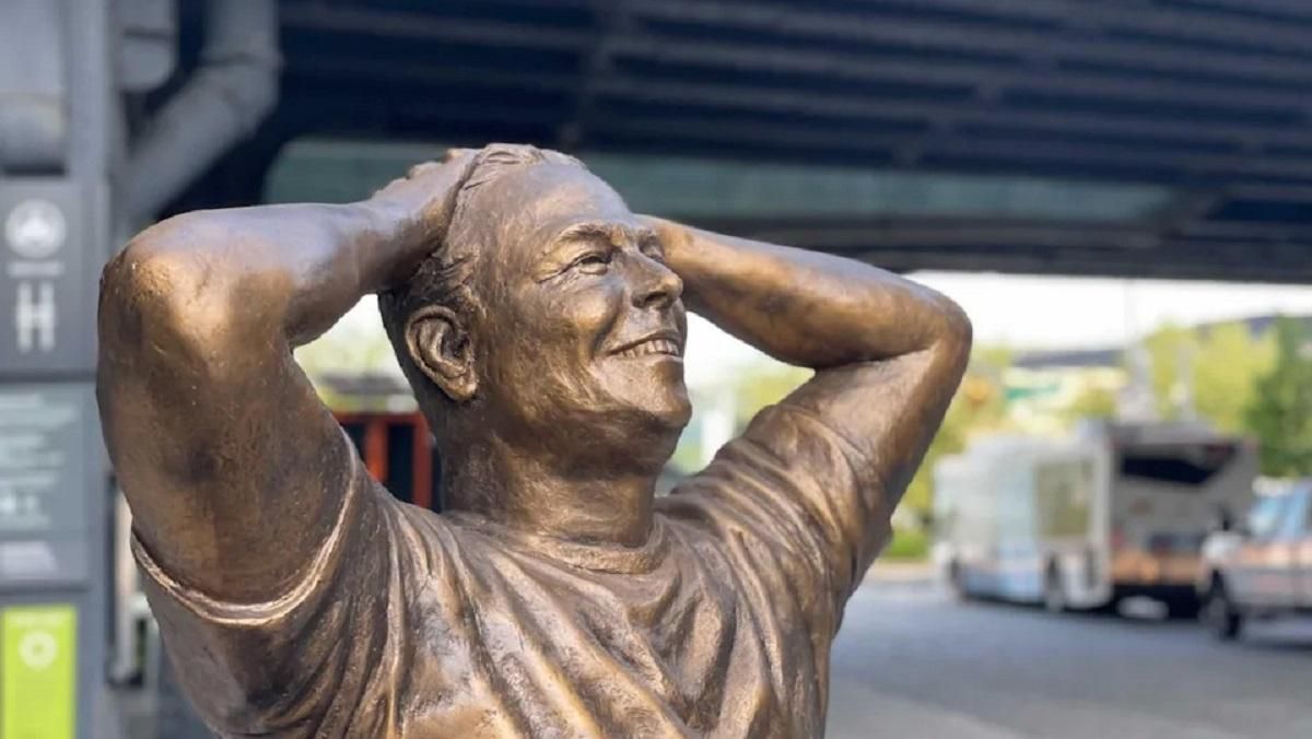 Викинути в Гудзон: бронзову статую Ілона Маска в центрі Мангеттену висміяли в мережі