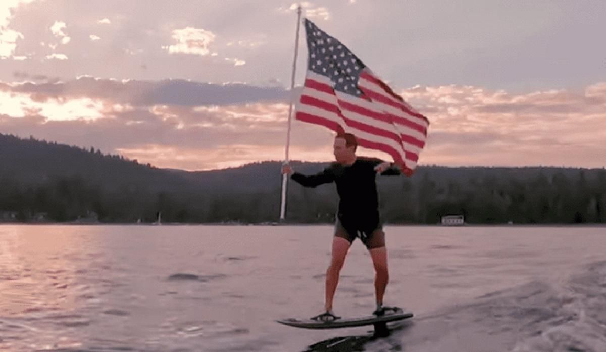 У мережі потролили Марка Цукерберга, який у День незалежності США проїхався на серфі з прапором У мережі потролили Марка Цукерберга, який у День незалежності США проїхався на серфі з прапором