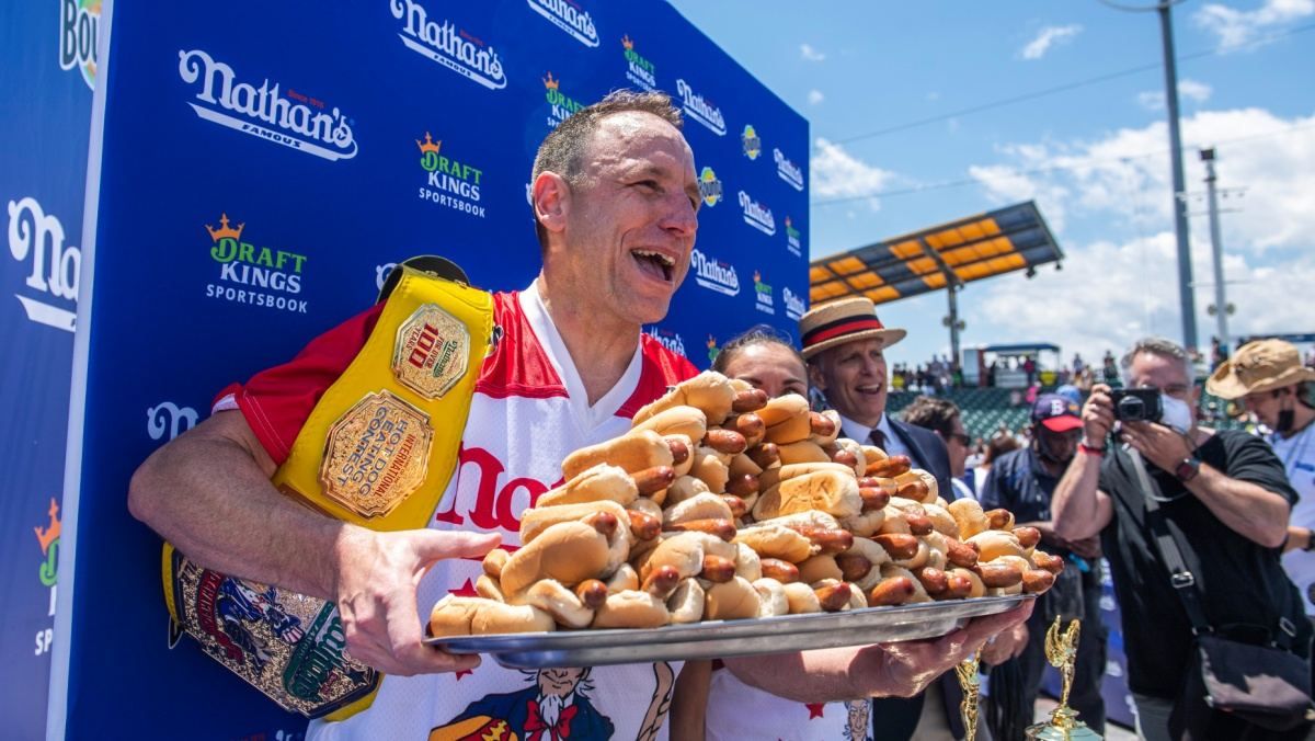 Джои Честнат установил рекорд по поеданию хот-догов