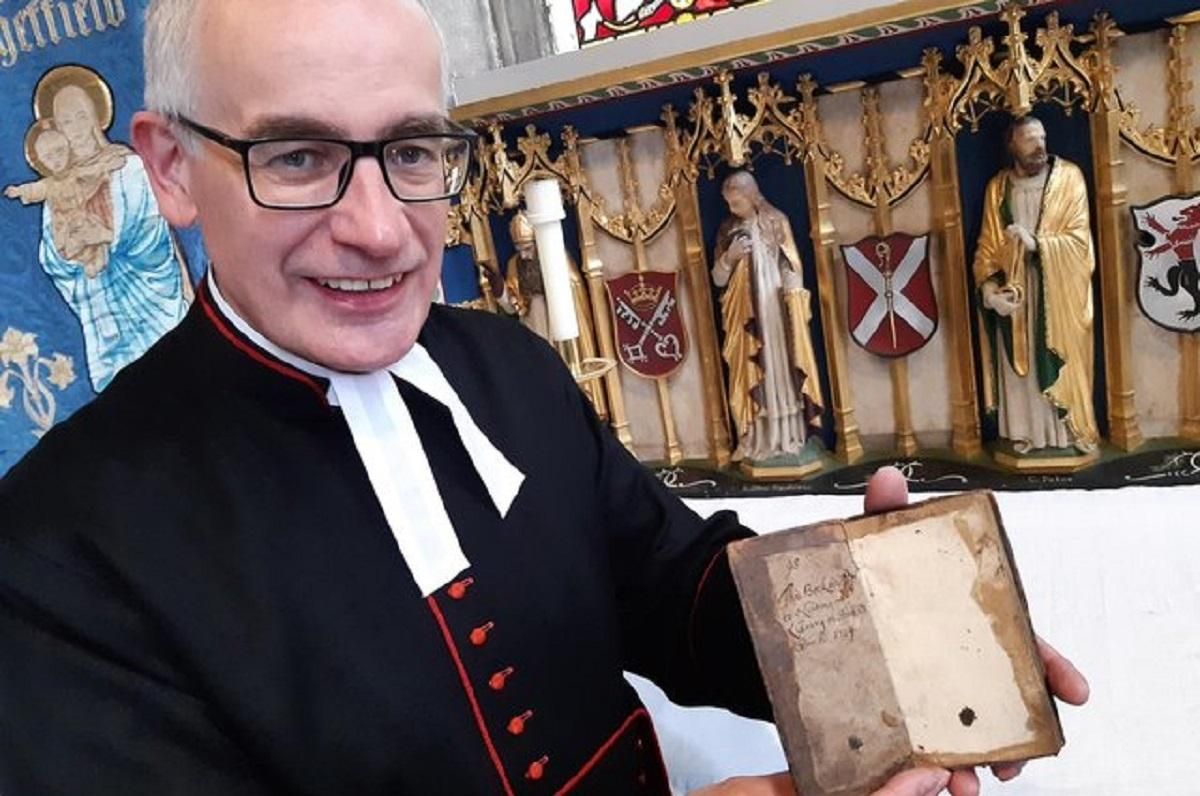 Начитались: в библиотеку английского собора вернули книгу, которую взяли более 300 лет назад