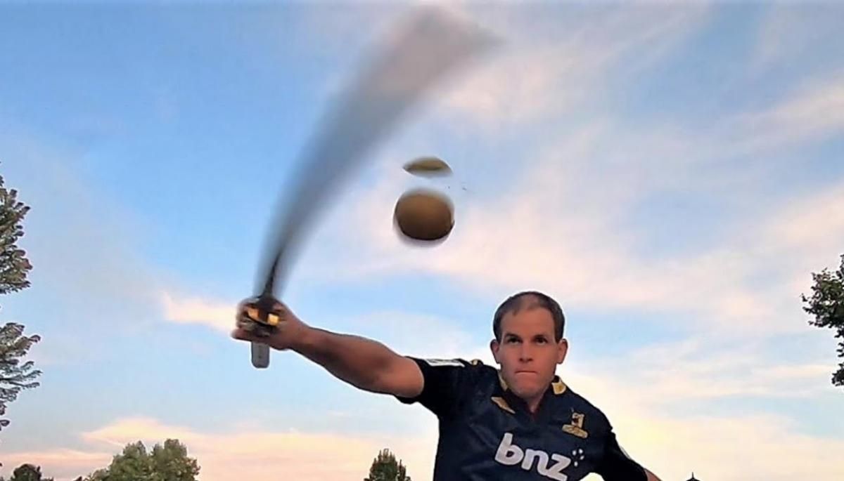 Девід Раш розрізає ківі Девід Раш розрізає ківі