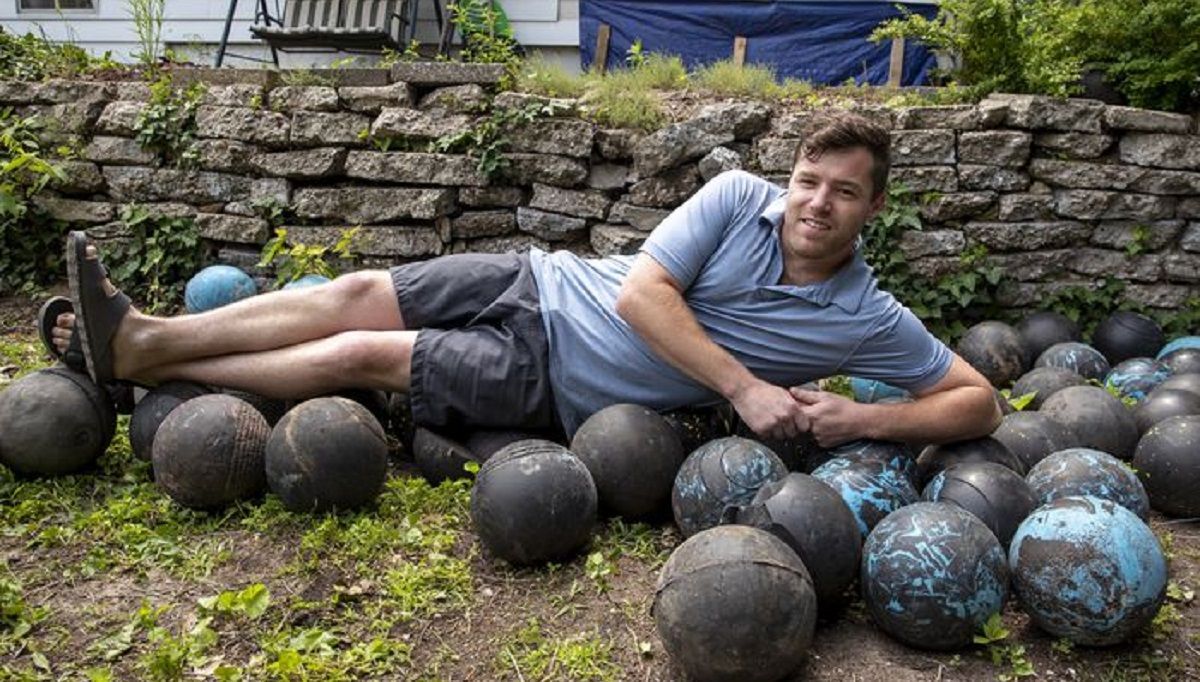 Дом из "шаров": мужчина во время ремонта обнаружил в фундаменте 160 мячей для боулинга