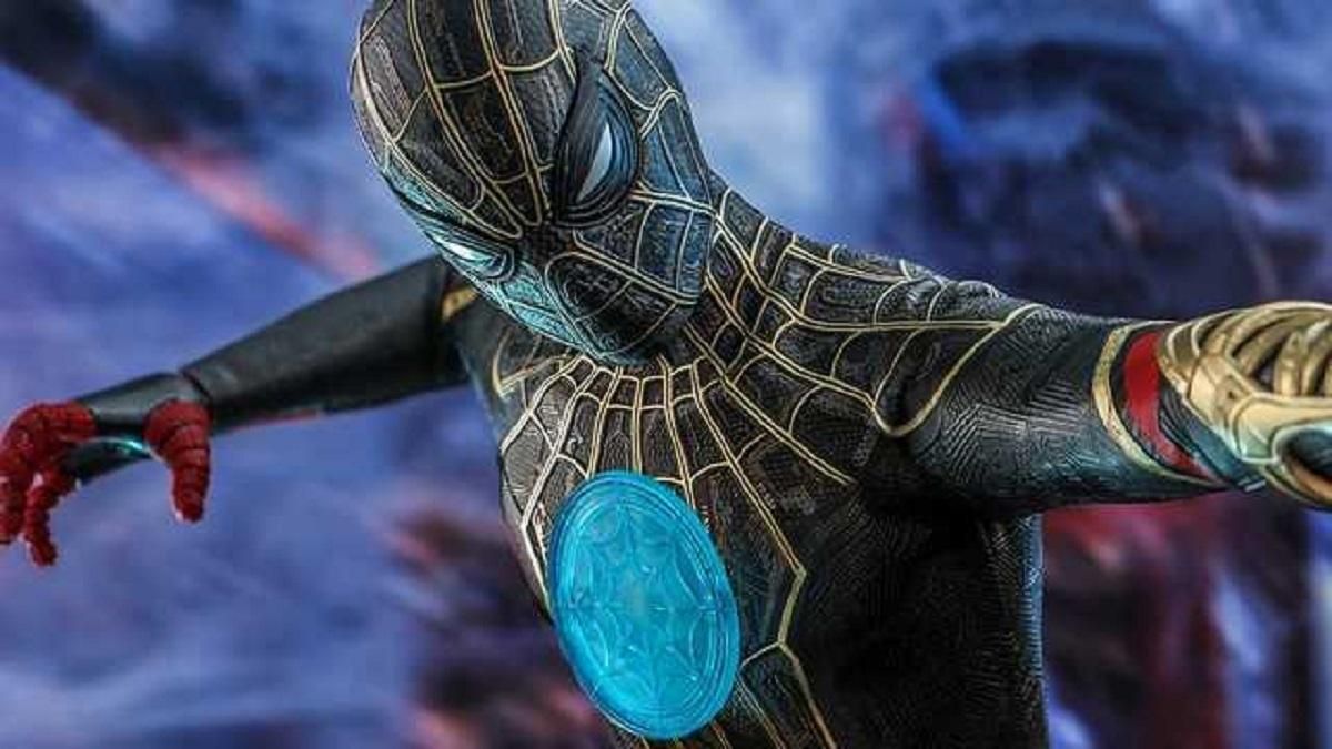 Hot Toys показала новый черно-золотой костюм Человека-паука
