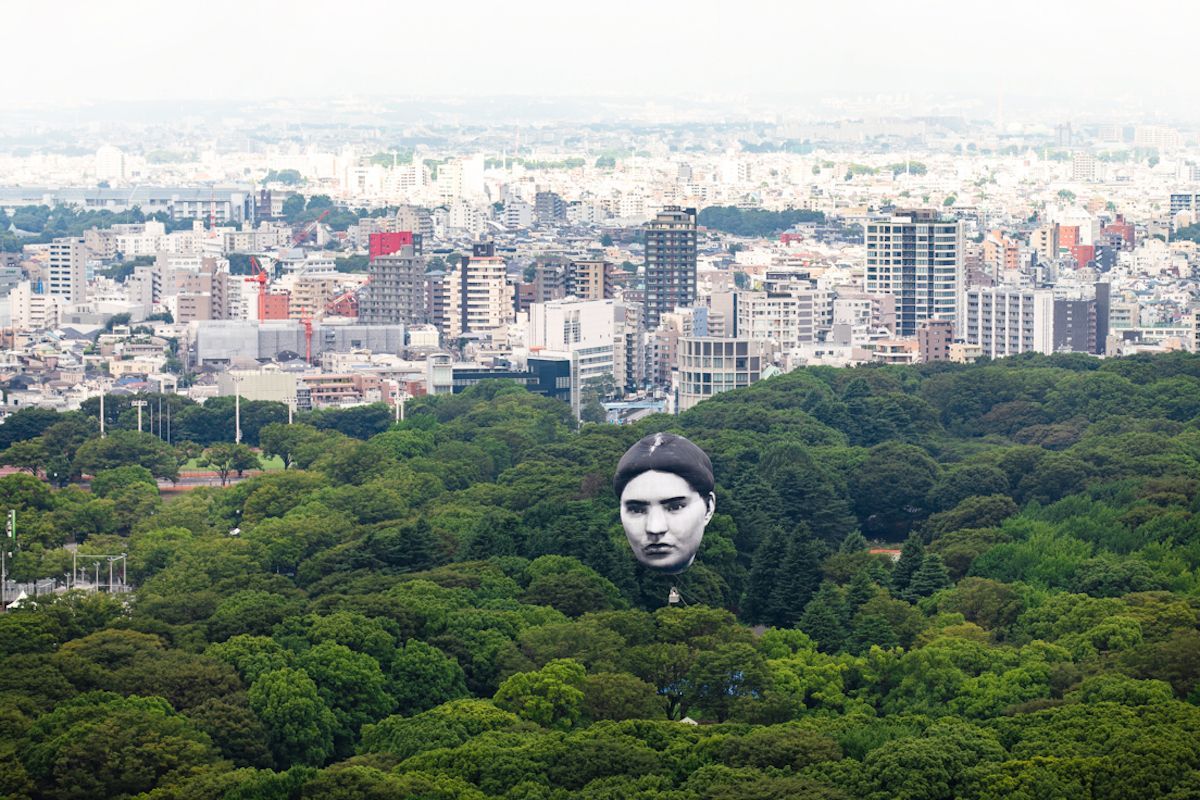 Гігантська голова над Токіо