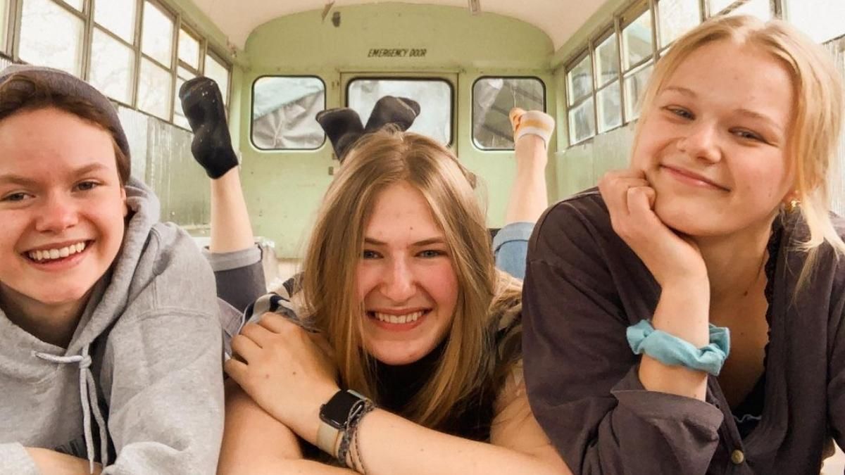 Три дівчини зустрічалися з одним хлопцем, а потім разом вирушили в подорож Три дівчини зустрічалися з одним хлопцем, а потім разом вирушили в подорож