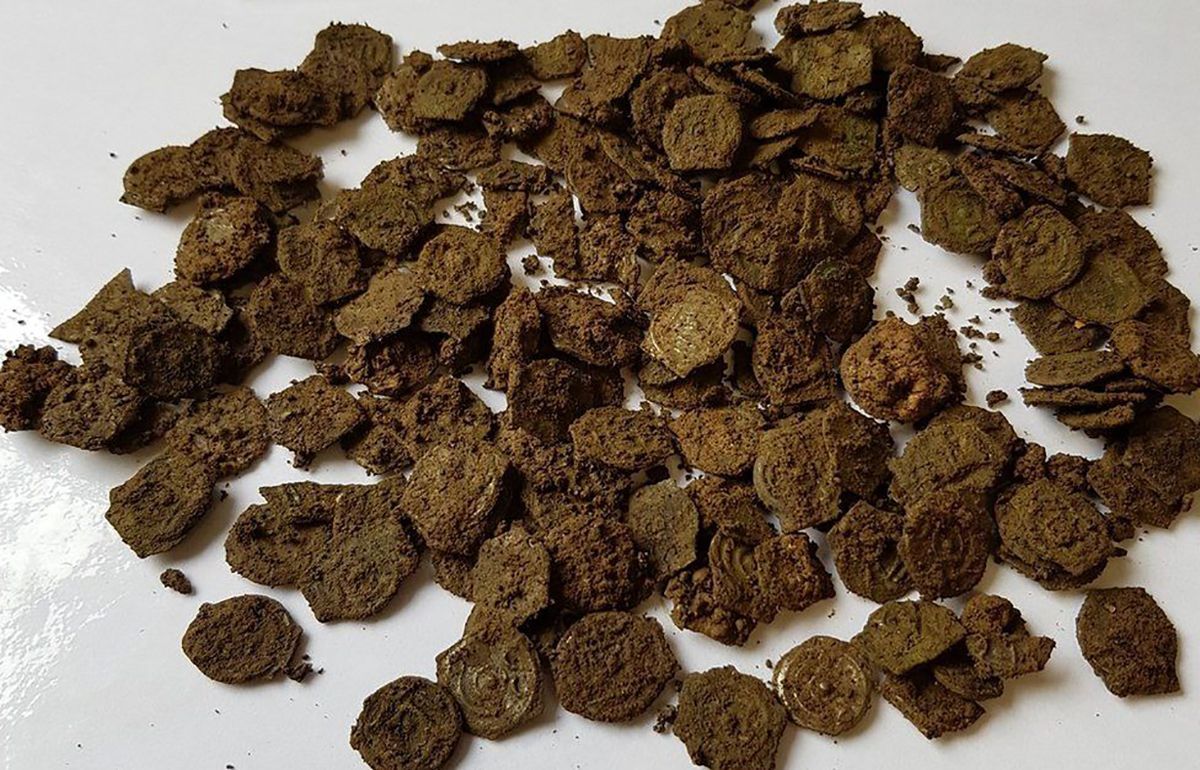 Редкие монеты нашли в Лондоне после бури Редкие монеты нашли в Лондоне после бури