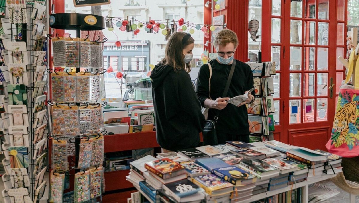 Выпускникам школ Франции выдали по 300 евро на культурное просвещение: что они на них купили Выпускникам школ Франции выдали по 300 евро на культурное просвещение: что они на них купили