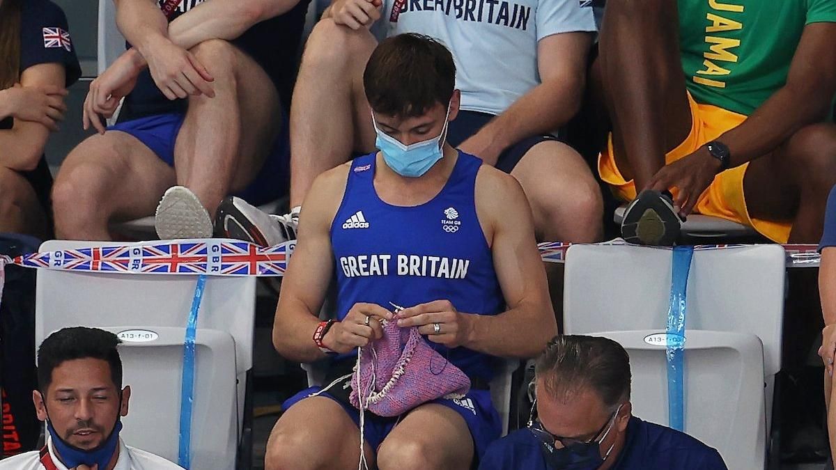 Том Дейлі в'яже светр для собаки Том Дейлі в'яже светр для собаки