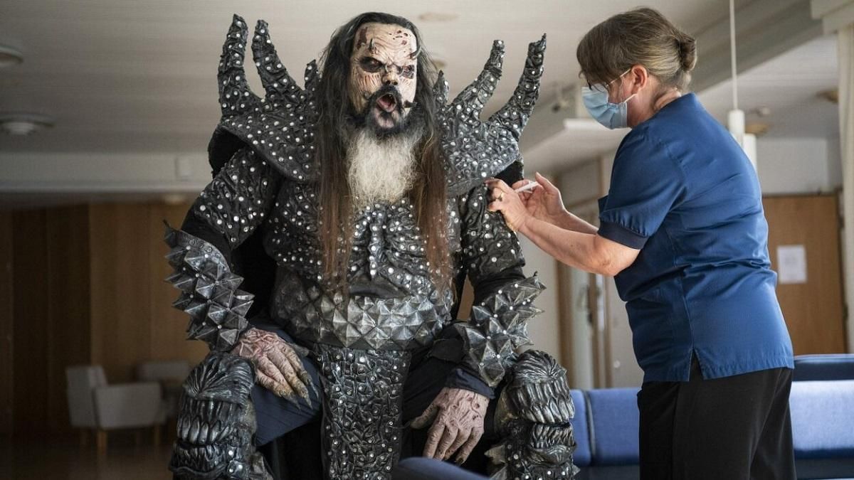 Переможець Євробачення-2006 Lordi завітав на вакцинацію у костюмі монстра: хто прийшов з ним 