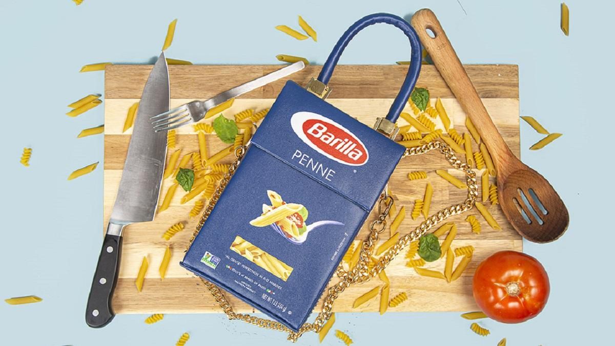 Навіяна карантином: дизайнер створив сумку у вигляді упаковки макаронів Barilla