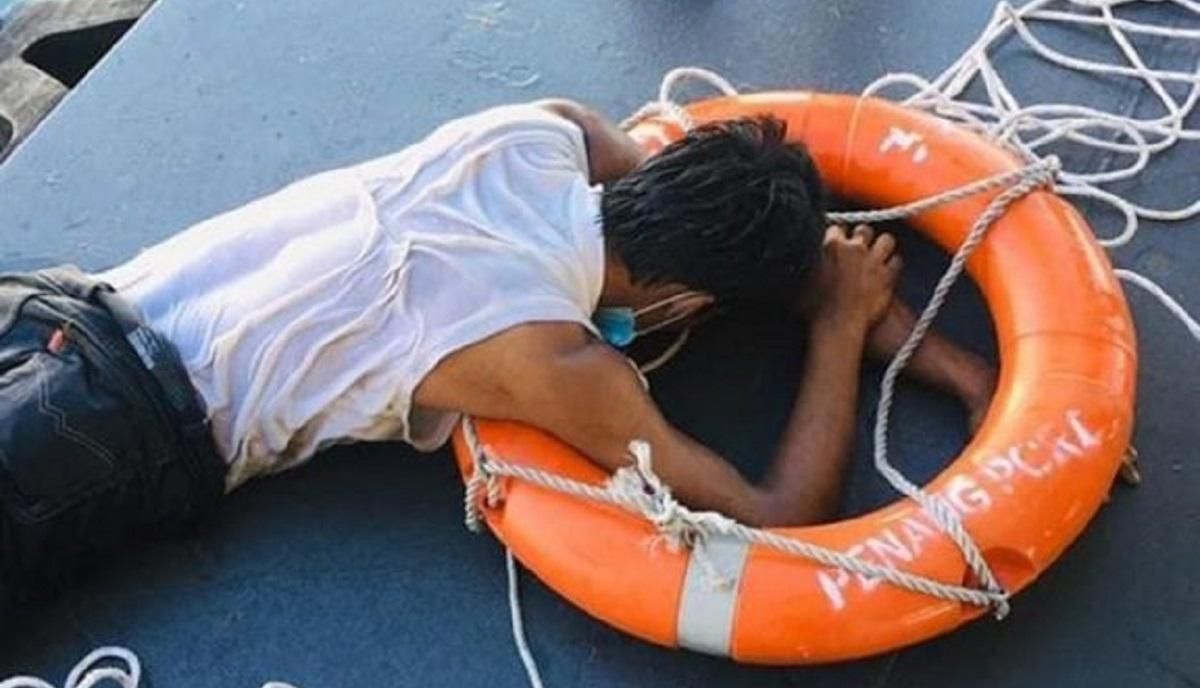 На плоту из пенопласта: задержали мужчину, который пытался доплыть из Малайзии в Мекку