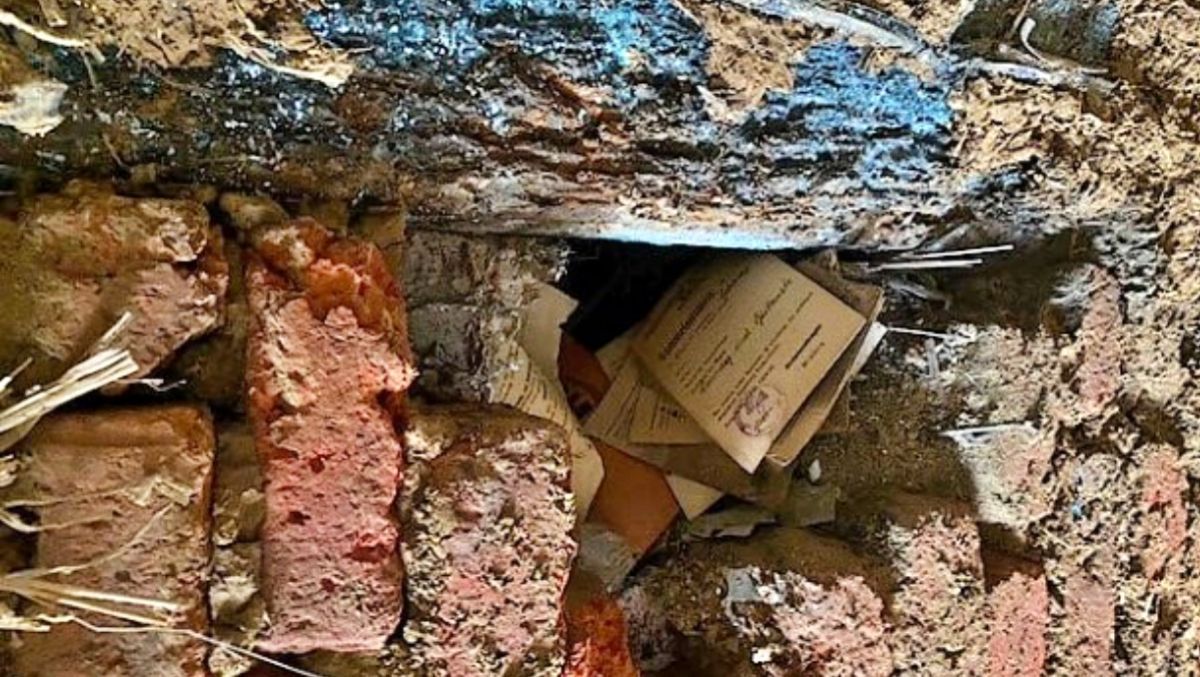 Немец нашел в своем доме нацистский тайник Немец нашел в своем доме нацистский тайник