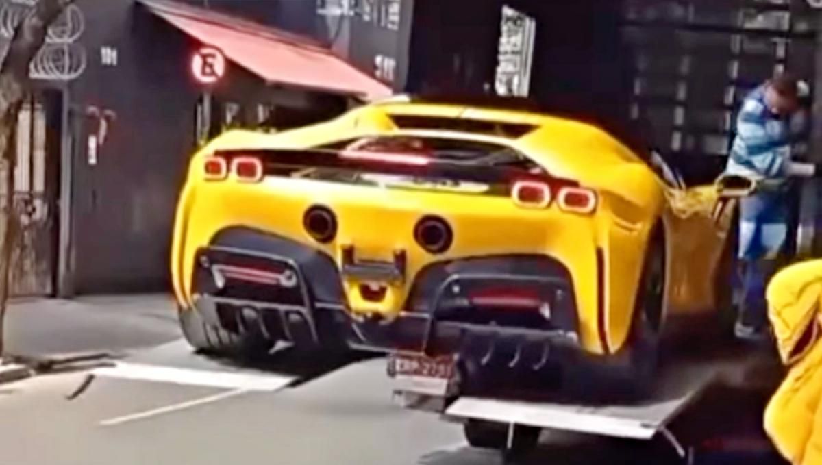 Багаті теж плачуть: найдорожчу модель Ferrari кинули під час розвантаження – епічне відео - Розваги Багаті теж плачуть: найдорожчу модель Ferrari кинули під час розвантаження – епічне відео - Розваги