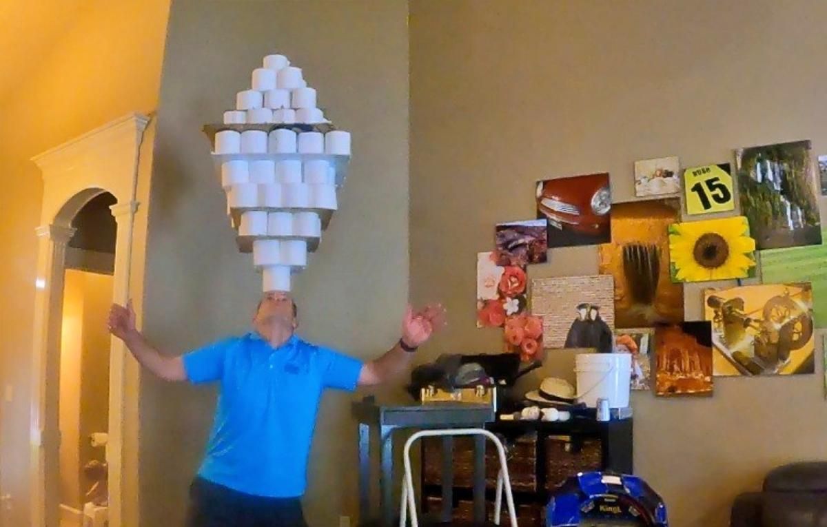 Мужчина удержал на голове огромную конструкцию из туалетной бумаги и попал в Книгу Гиннеса - Развлечения Мужчина удержал на голове огромную конструкцию из туалетной бумаги и попал в Книгу Гиннеса - Развлечения