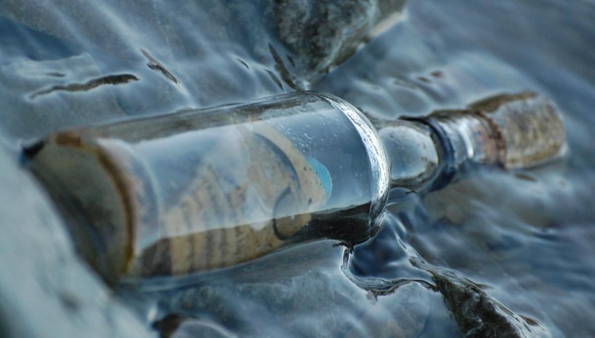 Пересекла океан: в Ирландии нашли бутылку с посланием из Канады - Развлечения
