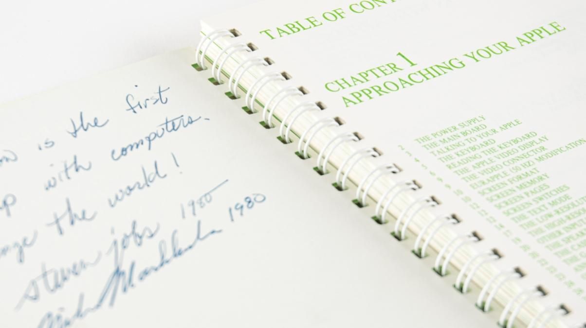 С подписью Стива Джобса: редкое руководство к Apple II продали на аукционе за бешеную сумму - Развлечения С подписью Стива Джобса: редкое руководство к Apple II продали на аукционе за бешеную сумму - Развлечения