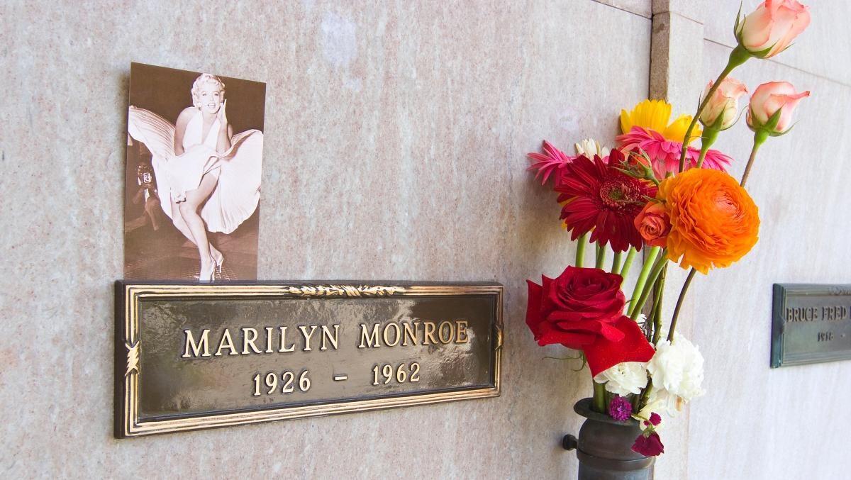Место на кладбище возле Мэрилин Монро и Хью Хефнера продают за 2 000 000 долларов - Развлечения