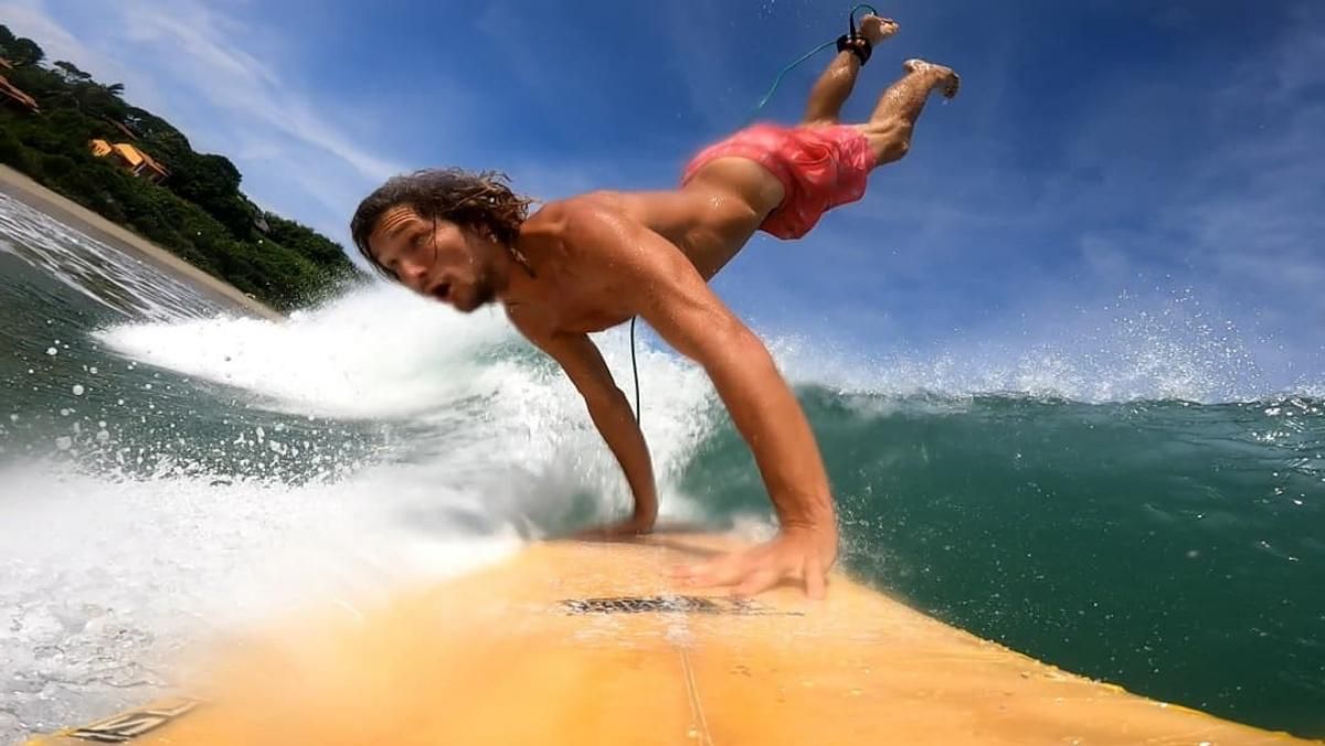 Стоя на руках: серфингист выполняет невероятные трюки на доске – захватывающие видео - Новости спорта - Развлечения