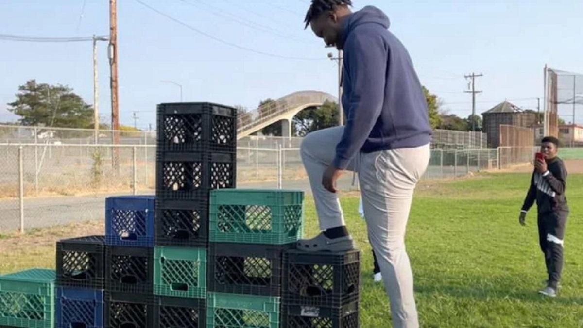 Milk Crate Challenge: опасный челлендж с балансировкой на ящиках, который стал вирусным Milk Crate Challenge: опасный челлендж с балансировкой на ящиках, который стал вирусным